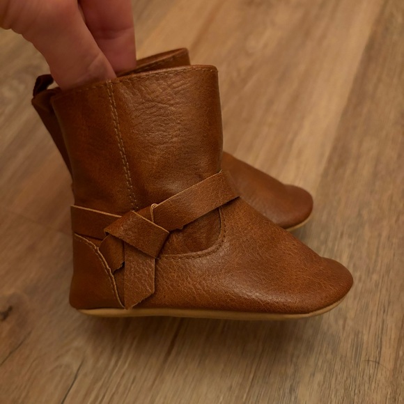 Old Navy Faux Leather Boots Brown Baby Girls Size 6-12m NWOT - Picture 3 of 8